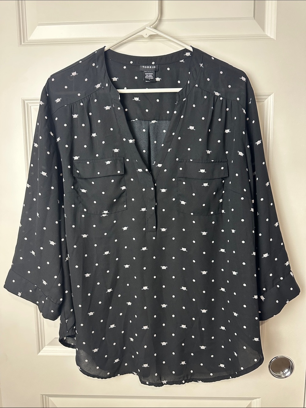 Torrid Women’s Black & White Cats V-neck Blouse Tab Roll tab Sleeves Size 1